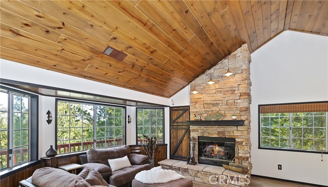 Detail Gallery Image 3 of 28 For 276 Augusta Ct, Lake Arrowhead,  CA 92352 - 3 Beds | 2/1 Baths