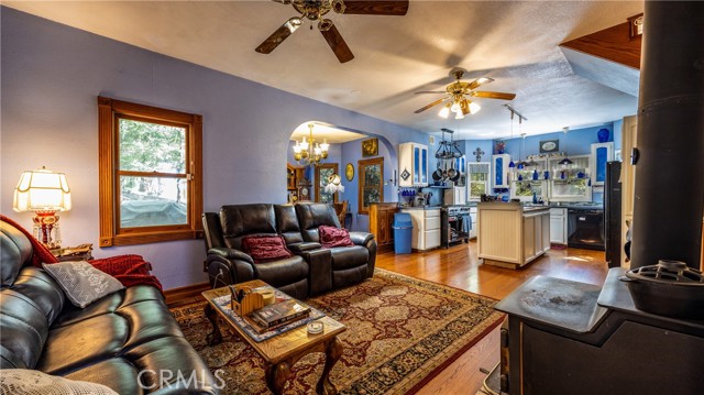 Detail Gallery Image 8 of 50 For 24083 Cresta Dr, Crestline,  CA 92325 - 4 Beds | 2/1 Baths