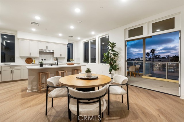 Detail Gallery Image 4 of 71 For 414 Main St #300,  Huntington Beach,  CA 92648 - 2 Beds | 2/1 Baths