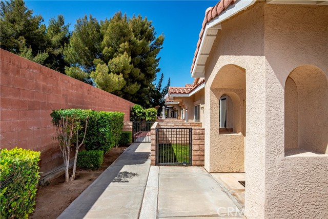 Detail Gallery Image 4 of 39 For 43473 30th St #4,  Lancaster,  CA 93536 - 3 Beds | 2/1 Baths