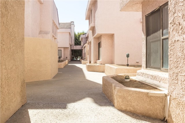 Detail Gallery Image 2 of 16 For 9906 Owensmouth Ave #7,  Chatsworth,  CA 91311 - 3 Beds | 2/1 Baths