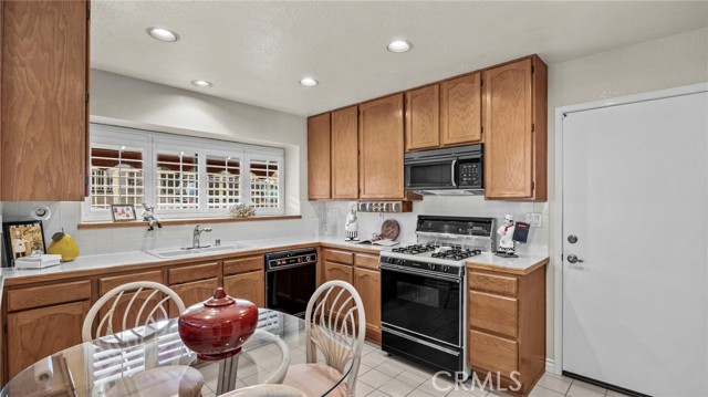 Detail Gallery Image 11 of 48 For 1563 San Fernando Dr, Corona,  CA 92882 - 3 Beds | 2/1 Baths