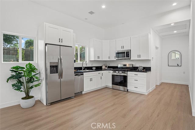 Detail Gallery Image 21 of 26 For 2162 Montgomery Road, Thousand Oaks,  CA 91360 - 4 Beds | 3 Baths