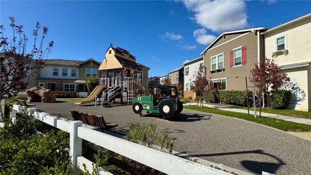 Detail Gallery Image 33 of 36 For 111 Red Brick Dr #1,  Simi Valley,  CA 93065 - 3 Beds | 2/1 Baths