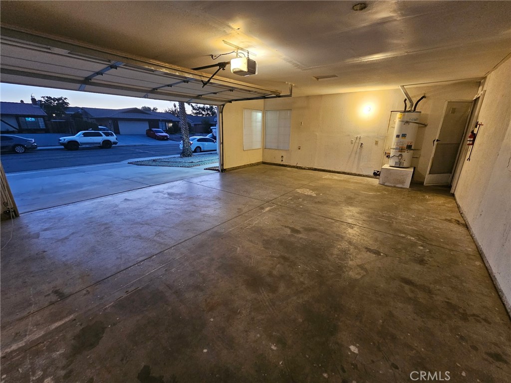 https://media.crmls.org/medias/aca2ec38-6f42-46d2-bf2f-e0955b19399e.jpg?preset=X-Large