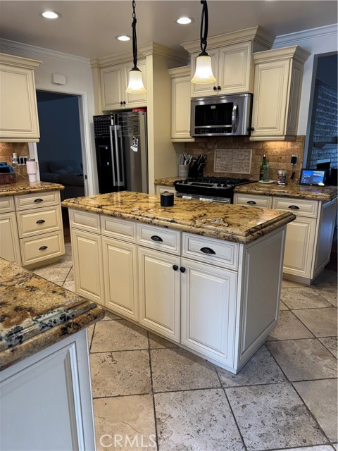 Detail Gallery Image 2 of 20 For 5341 Dubois Ave, Woodland Hills,  CA 91367 - 4 Beds | 2/1 Baths