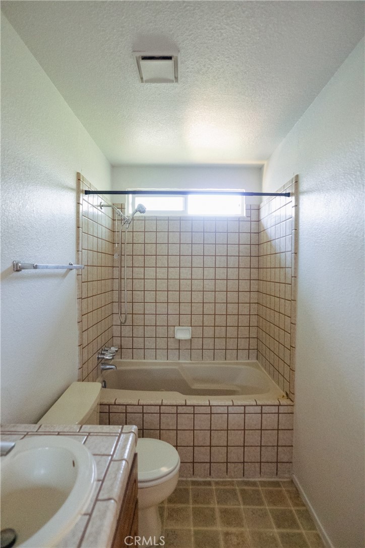 https://media.crmls.org/medias/aca448d3-f7ce-4939-9a48-67a95ab452bd.jpg?preset=X-Large