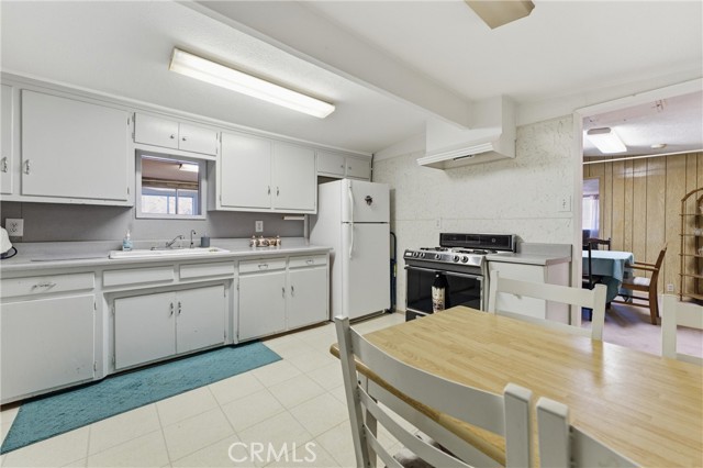 Detail Gallery Image 15 of 35 For 3322 Dawn, Rosamond,  CA 93560 - 4 Beds | 1/2 Baths