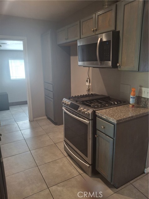 Detail Gallery Image 2 of 6 For 14502 S Keene Ave, Compton,  CA 90220 - 2 Beds | 1 Baths