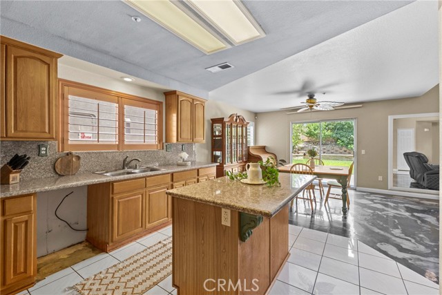 14998 Mustang Lane, Fontana CA: https://media.crmls.org/medias/acabef29-d9ee-4f8e-880e-91a6250b0bd6.jpg