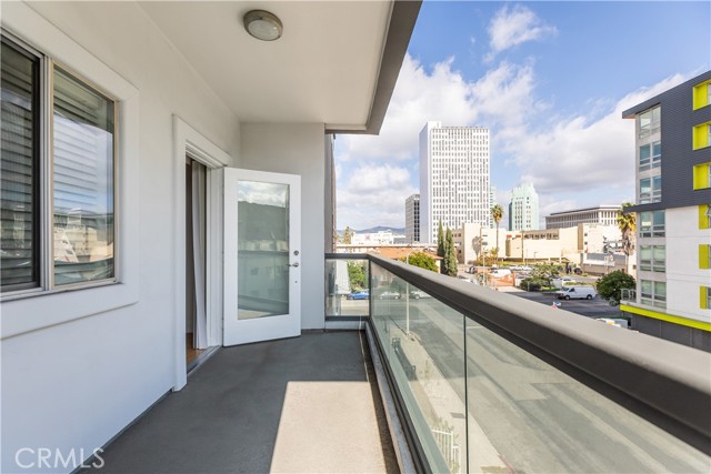 Detail Gallery Image 12 of 14 For 709 S Manhattan Pl #401,  Los Angeles,  CA 90005 - 3 Beds | 2/1 Baths