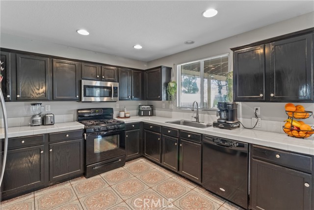 Detail Gallery Image 4 of 14 For 45728 Barham, Lancaster,  CA 93534 - 4 Beds | 3 Baths