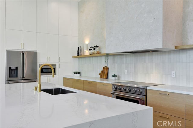 Detail Gallery Image 8 of 45 For 3949 Glenalbyn Dr, Los Angeles,  CA 90065 - 3 Beds | 2/1 Baths