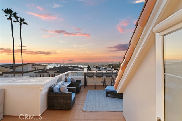 302 Carnation Avenue, Corona del Mar CA: https://media.crmls.org/medias/acb8923e-fc59-4ab7-88af-34a2116e2cc5.jpg