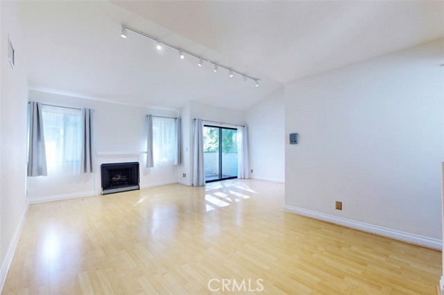 Detail Gallery Image 2 of 8 For 10504 5 Sunland Bld, Sunland,  CA 91040 - 2 Beds | 1/1 Baths