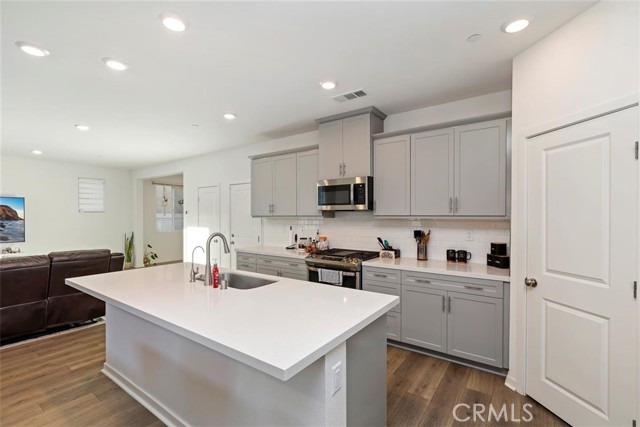 2275 Melogold Way, Corona CA: https://media.crmls.org/medias/acbca6c0-bbdf-4da2-97d2-e4329e2adf08.jpg