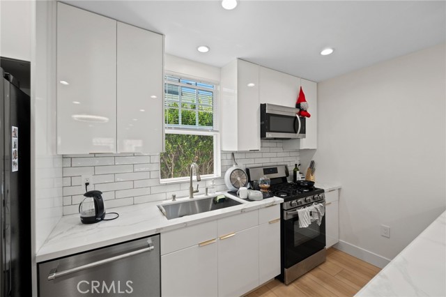 Detail Gallery Image 14 of 29 For 8313 Kittyhawk Ave, Los Angeles,  CA 90045 - 9 Beds | 9/2 Baths
