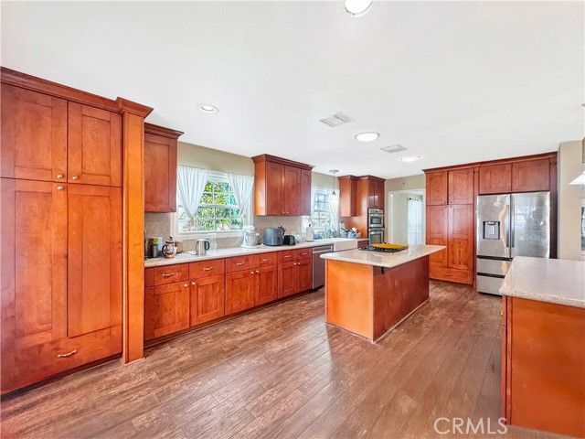 7736 Sugar Drive, Huntington Beach CA: https://media.crmls.org/medias/acbecb11-f5a5-470f-850a-86f0c217f6ca.jpg