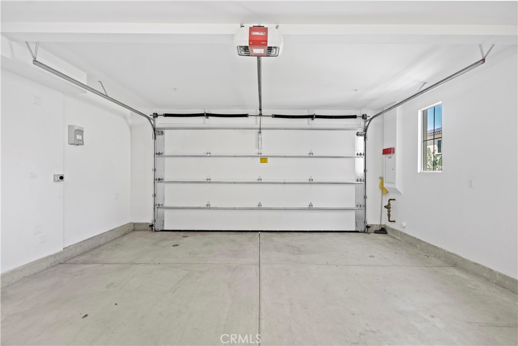 https://media.crmls.org/medias/acc478e7-2085-4741-b6ac-894ad8d86168.jpg?preset=X-Large