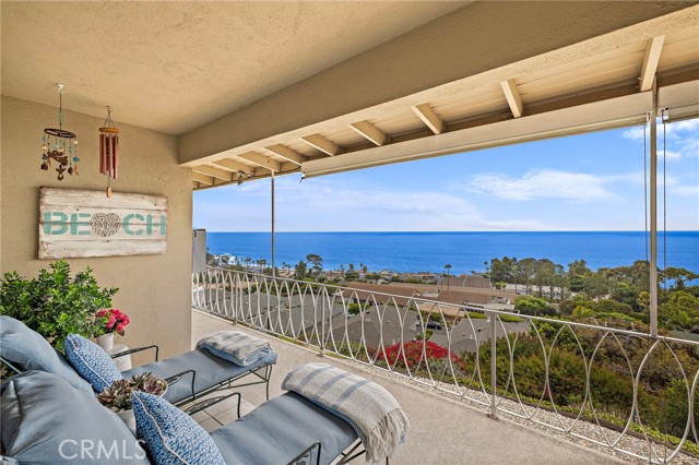 21702 Ocean Vista Drive, Laguna Beach CA: https://media.crmls.org/medias/acd10ce3-c2bd-4568-8b1d-2ff7d869241f.jpg