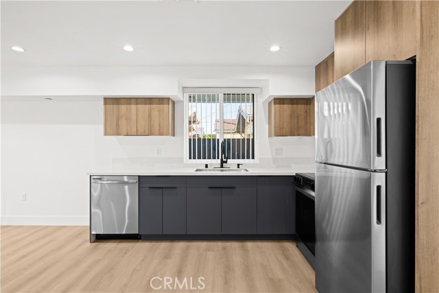 Detail Gallery Image 13 of 27 For 2002 Hillcrest Dr, Los Angeles,  CA 90016 - 4 Beds | 4 Baths