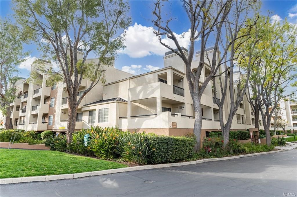 Detail Gallery Image 1 of 25 For 5510 Owensmouth Ave #327,  Woodland Hills,  CA 91367 - 2 Beds | 2 Baths
