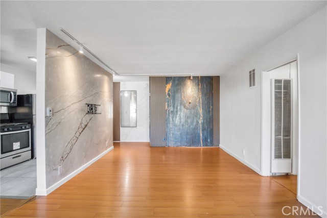 Detail Gallery Image 6 of 19 For 6643 De Longpre #5,  Los Angeles,  CA 90028 - 2 Beds | 2 Baths