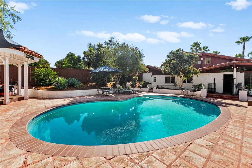 https://media.crmls.org/medias/acdcf0bf-9f3b-41c4-b42e-a91e45673b21.jpg?preset=X-Large