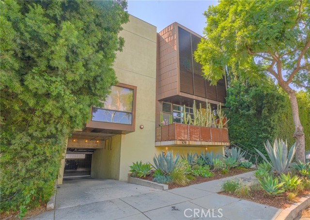 1011 N Orange Grove Avenue, West Hollywood CA: https://media.crmls.org/medias/ace11709-c507-421b-ac56-ef1477a1bfa9.jpg