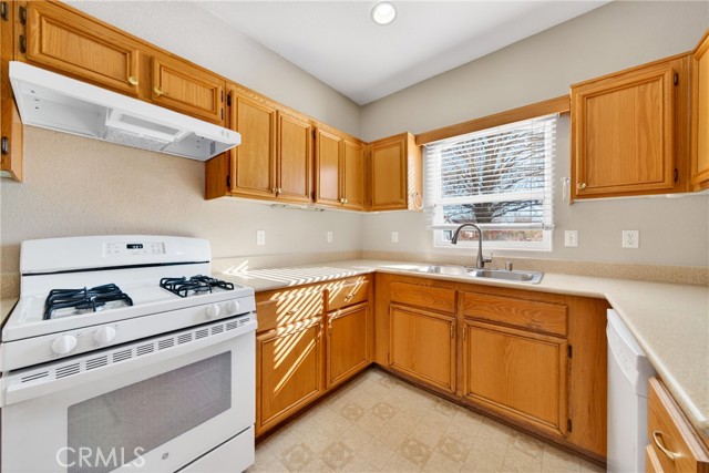 Detail Gallery Image 9 of 35 For 43865 Gingham, Lancaster,  CA 93535 - 3 Beds | 2 Baths