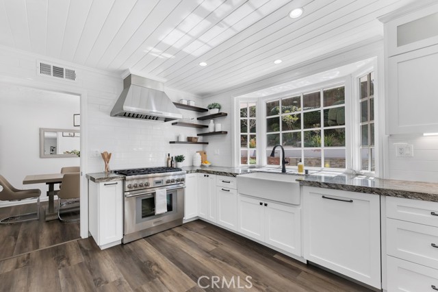 Detail Gallery Image 7 of 25 For 21438 Mulholland, Woodland Hills,  CA 91364 - 5 Beds | 3 Baths