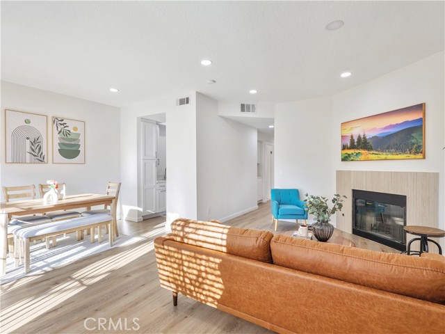 Detail Gallery Image 22 of 45 For 7320 Balboa Bld, Lake Balboa,  CA 91406 - 2 Beds | 2 Baths