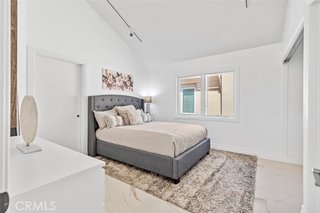 21221 Hillsdale, Huntington Beach CA: https://media.crmls.org/medias/acec5337-e80e-4106-9d26-dafda087438b.jpg