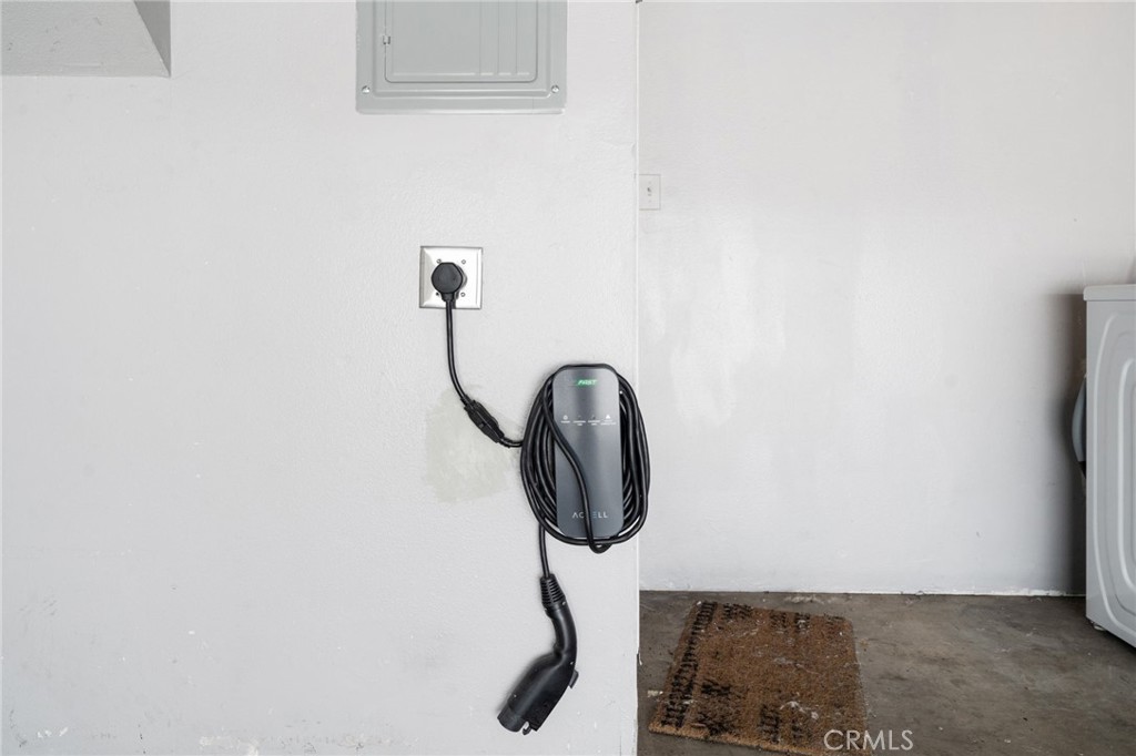 https://media.crmls.org/medias/acf0f1be-c100-411d-b021-dff7325941e9.jpg?preset=X-Large
