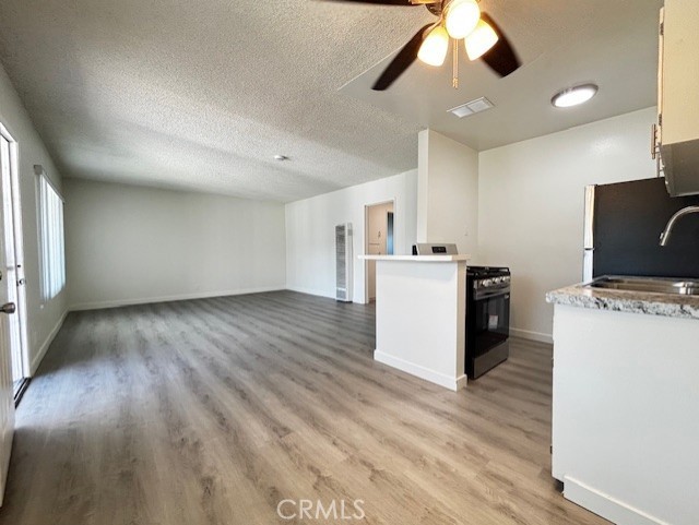 Detail Gallery Image 4 of 14 For 1835 W Crestwood, Anaheim,  CA 92804 - 1 Beds | 1 Baths