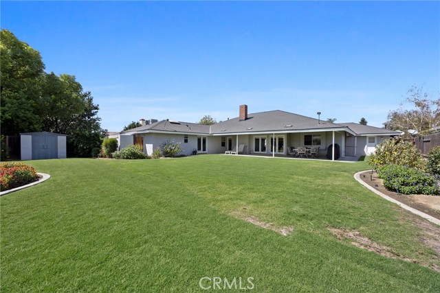 7705 Terry John Avenue, Bakersfield CA: https://media.crmls.org/medias/acf1e897-4e4d-45b5-8bbc-45c5df370901.jpg