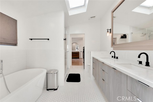 2712 N Beverly Glen Boulevard, Los Angeles CA: https://media.crmls.org/medias/acf5736b-e31d-48fa-88da-ddc61ba7eaa8.jpg