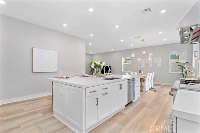 Detail Gallery Image 13 of 74 For 27018 California Ct, Valencia,  CA 91381 - 4 Beds | 4/1 Baths