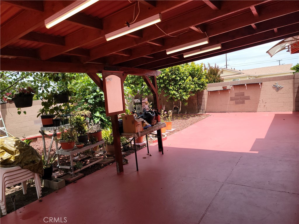 https://media.crmls.org/medias/ad05e4f2-fb80-4e0a-b6f6-94fb7a8389d0.jpg?preset=X-Large