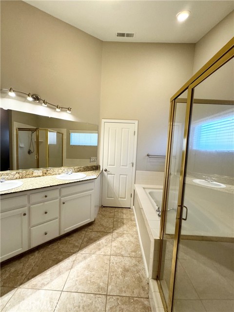 Detail Gallery Image 15 of 28 For 1055 E Hogan Ave, Fresno,  CA 93730 - 4 Beds | 2 Baths