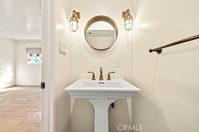 Detail Gallery Image 33 of 59 For 89 Rivo Alto Canal, Long Beach,  CA 90803 - 5 Beds | 3/1 Baths