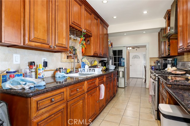 7545 White Oak Avenue, Reseda CA: https://media.crmls.org/medias/ad0af102-9b90-4de8-bd1b-c10c598c941d.jpg