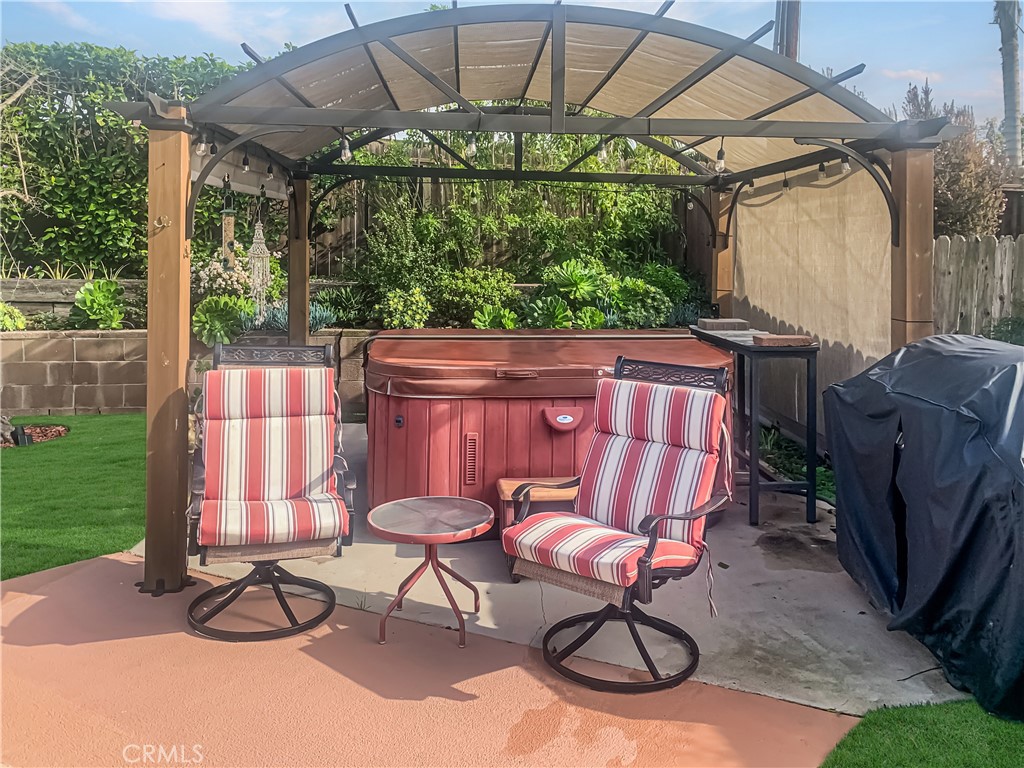 https://media.crmls.org/medias/ad0b0e67-b04c-4d2b-bc3f-7fef683012de.jpg?preset=X-Large