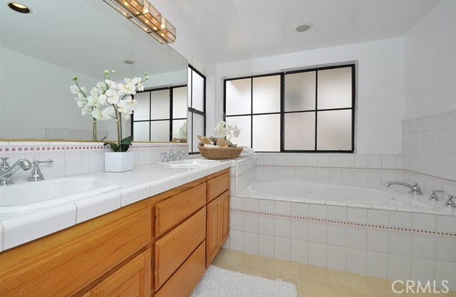 109 Guadalupe Avenue, Redondo Beach, California 90277, 4 Bedrooms Bedrooms, ,2 BathroomsBathrooms,Residential,Sold,Guadalupe,PV17120512