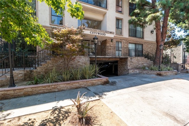 Detail Gallery Image 3 of 26 For 15344 Weddington St #202,  Sherman Oaks,  CA 91411 - 2 Beds | 2 Baths