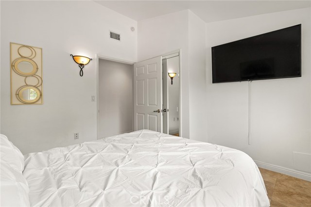 Detail Gallery Image 12 of 27 For 20300 Oxnard, Woodland Hills,  CA 91367 - 3 Beds | 2 Baths