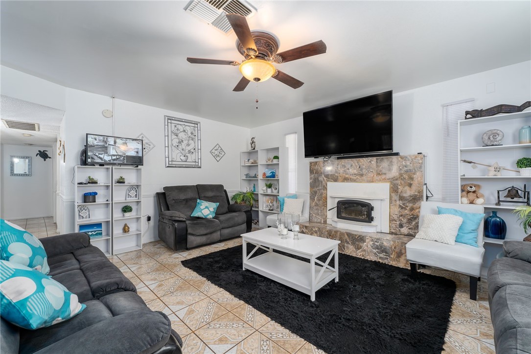 Detail Gallery Image 8 of 32 For 5805 Lisa Ct, Bakersfield,  CA 93304 - 3 Beds | 2 Baths