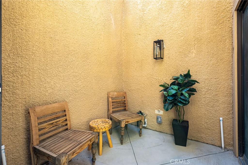 https://media.crmls.org/medias/ad15d1ad-29cf-403a-a16d-82e384578536.jpg?preset=X-Large