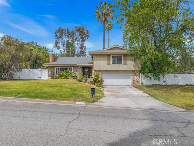 Detail Gallery Image 2 of 67 For 2367 Deerhorn Dr, Riverside,  CA 92506 - 4 Beds | 2/1 Baths