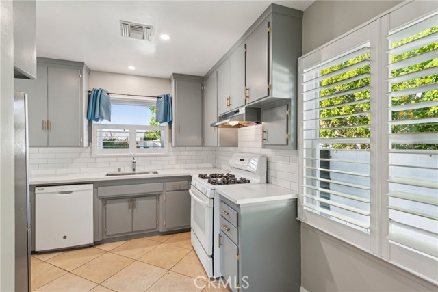 17048 Baltar Street, Lake Balboa CA: https://media.crmls.org/medias/ad1a5fbf-3902-47e0-8a3e-2d2d26fe4325.jpg